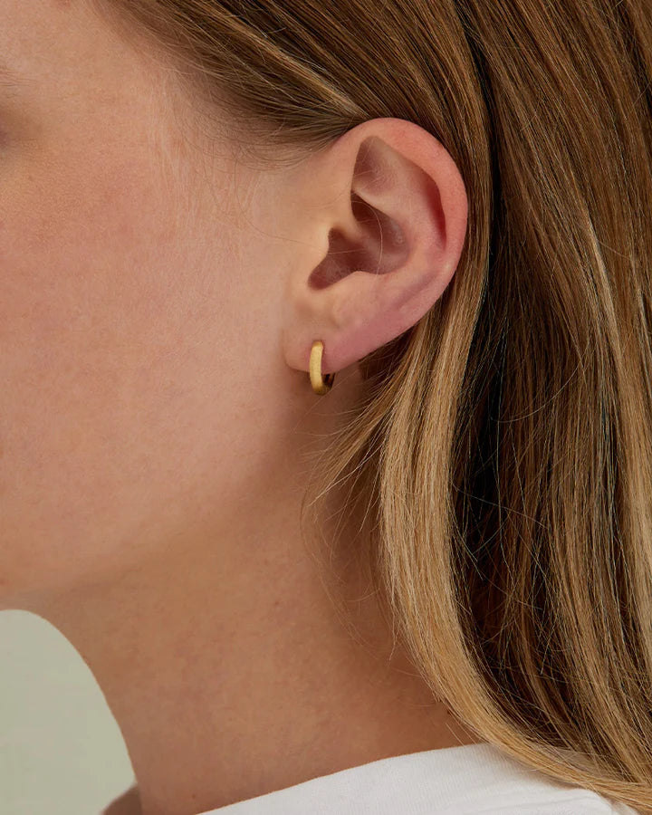 "LIBERA" GOLD HOOP EARRINGS (SMALL)