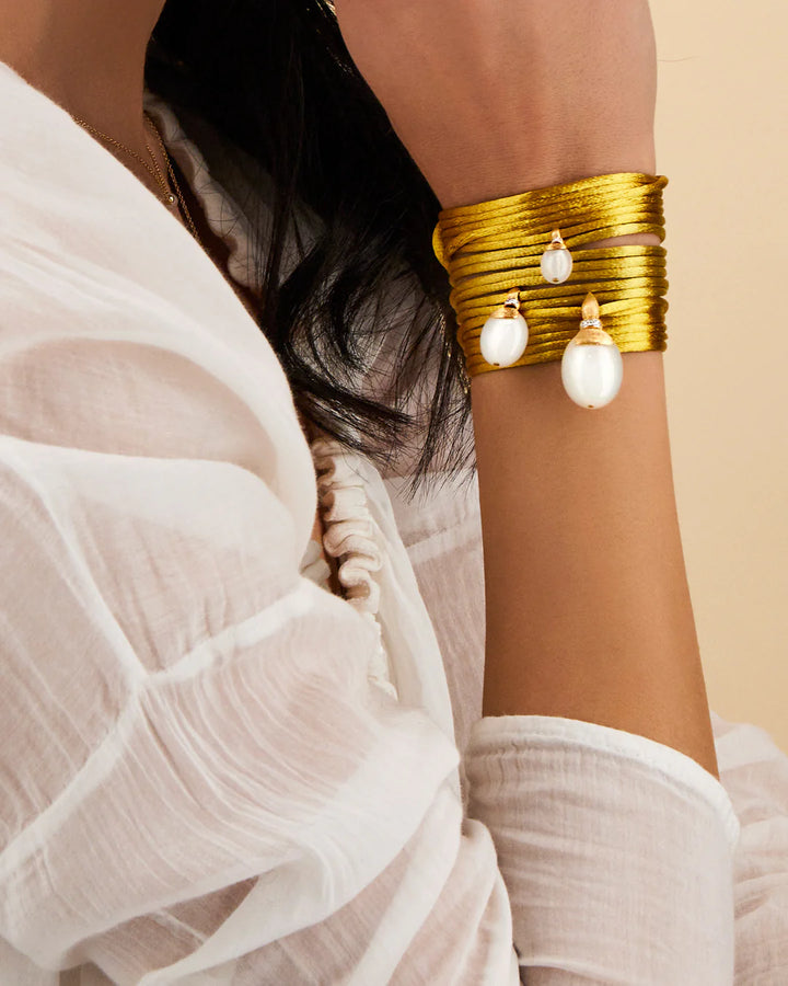 "WHITE DESERT" GOLD, DIAMONDS AND MOONSTONE PENDANT (SMALL)