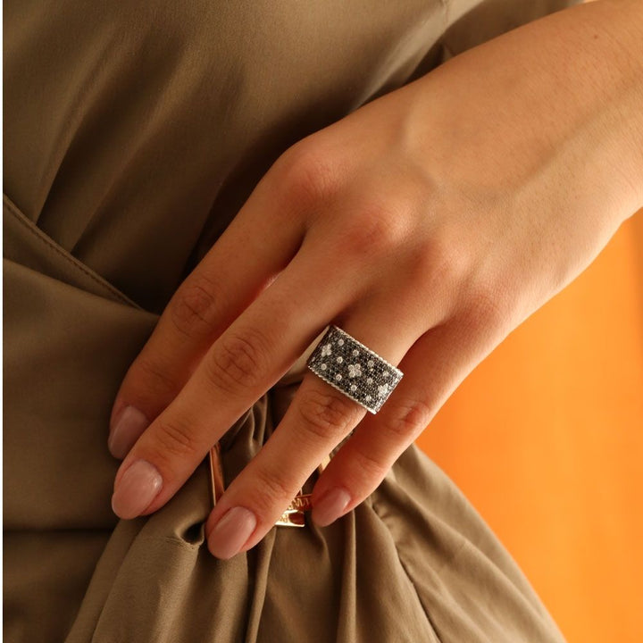 VENETIAN PRINCESS RING WITH BLACK AND WHITE DIAMONDS